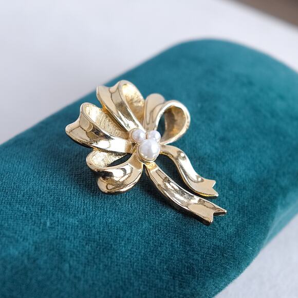 Vintage Bow Ribbon Brooch Gold Tone Faux Pearl Accents Festive Pin Polished - Picture 3 of 5